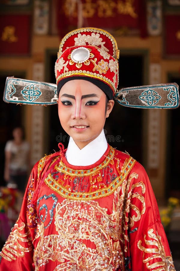 一位美丽的中国歌剧女演员的面孔有面孔绘画的,画象取向,特写镜头,被弄脏的背景 桐艾府, 免版税库存图片 一位美丽的中国歌剧女演员的面孔有面孔绘画的,画象取向,特写镜头,被弄脏的背景 桐艾府, 免版税库存图片